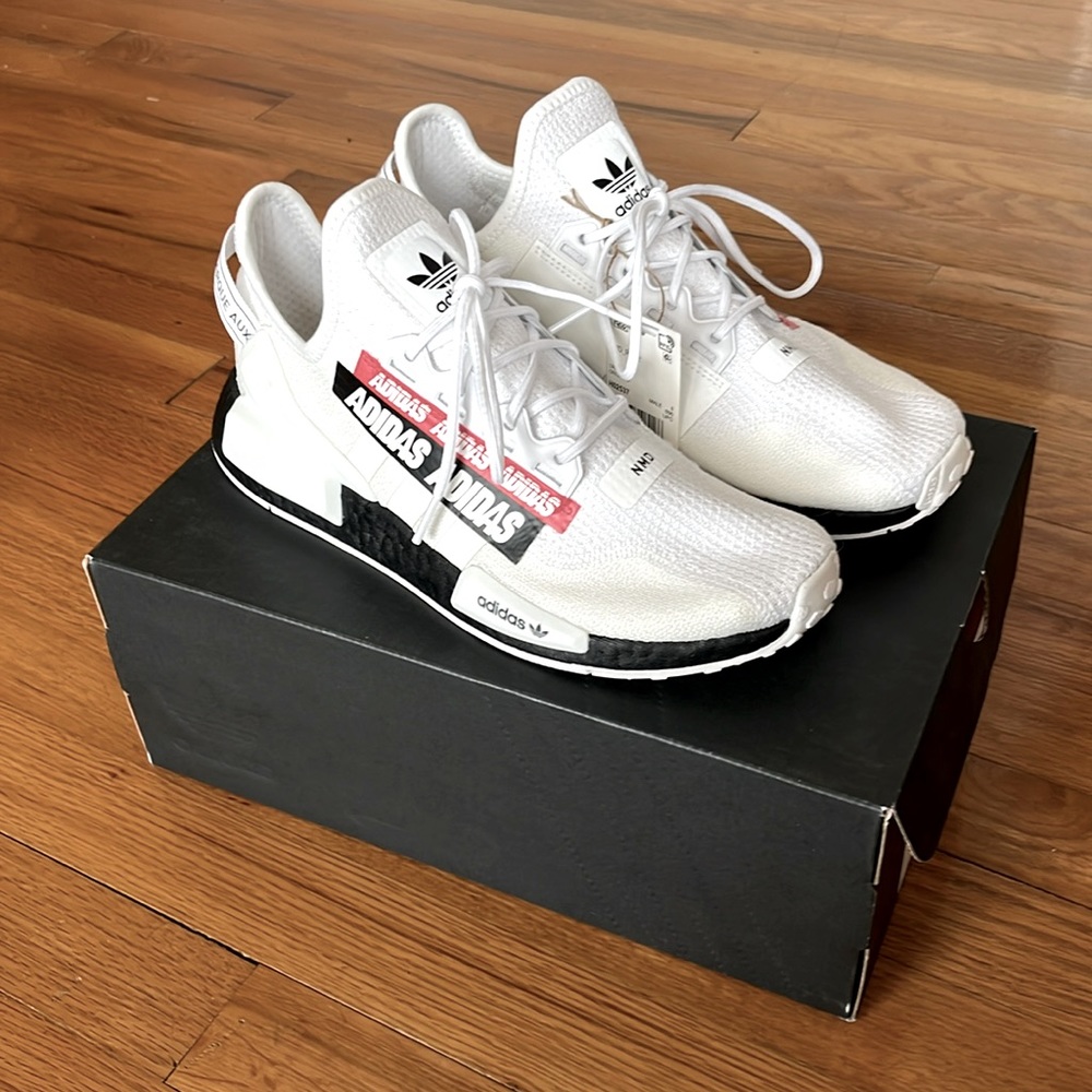 Men’s 8 1/2 Adidas tennis shoe